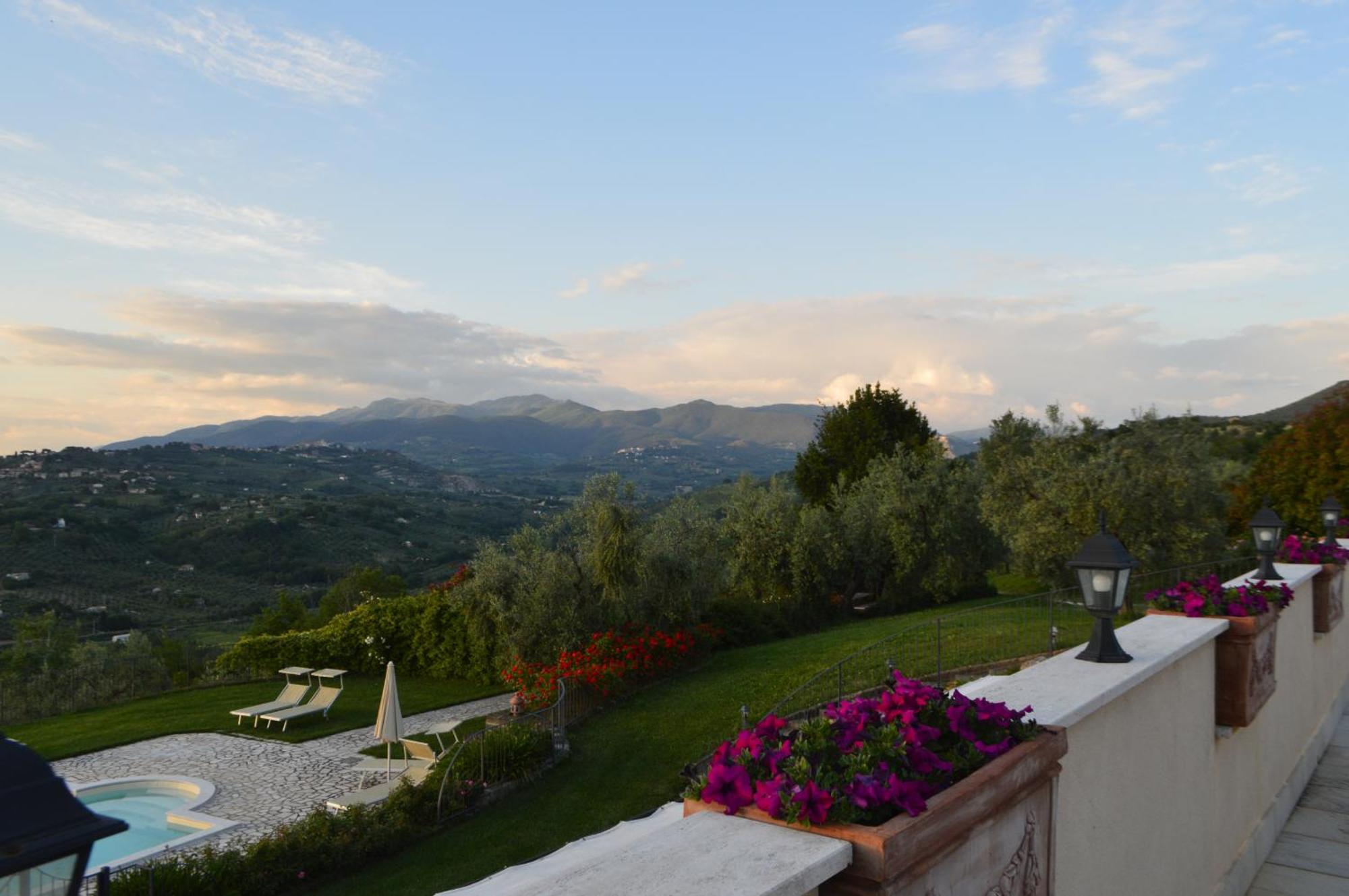 Villa Collebelvedere - Near Rome With Home Restaurant Fara in Sabina Exteriör bild